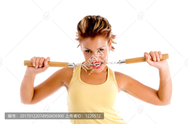 年輕的女持雙節(jié)棍