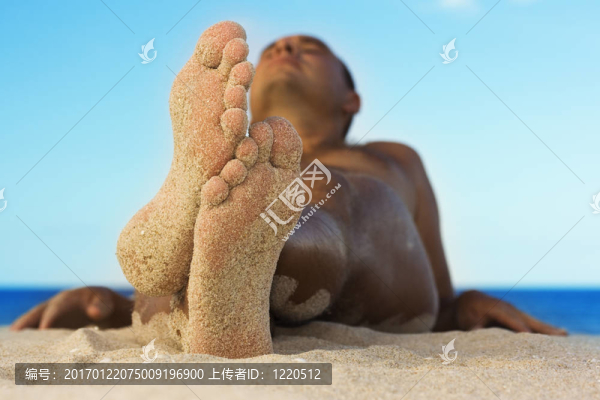 男子在海灘上放松