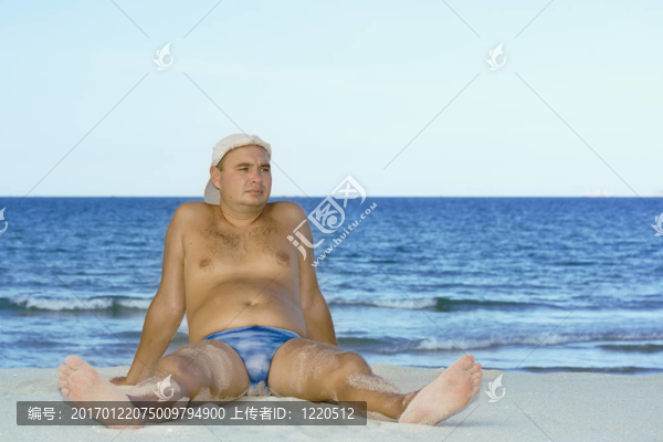 男子在海灘上放松