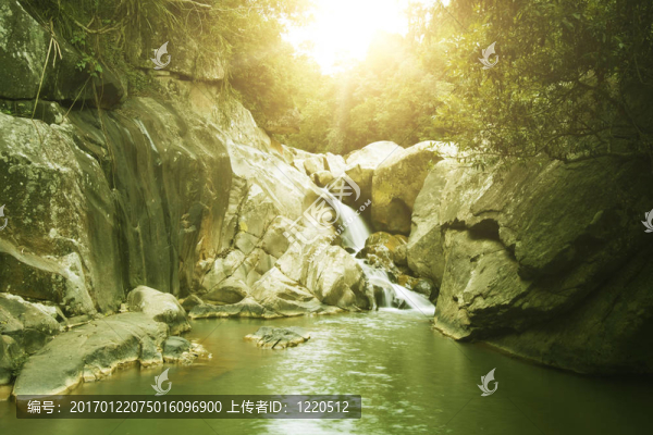 瀑布池