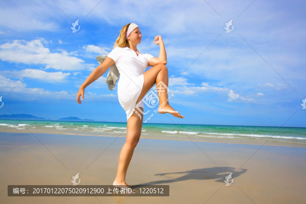 海灘上的女人。健康的生活方式