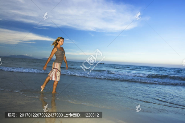 女人附近的海洋