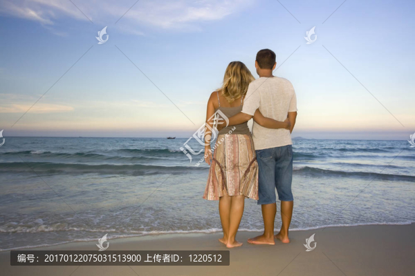 靠近海洋的年輕夫婦