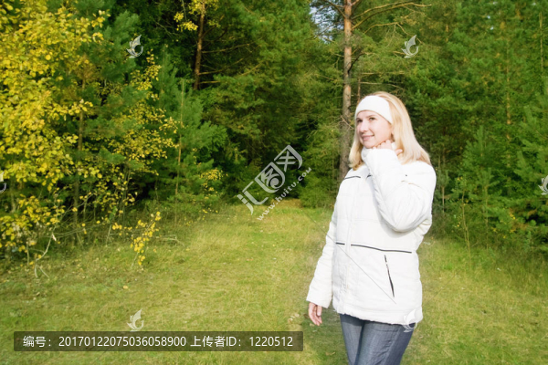 森林里的年輕女人