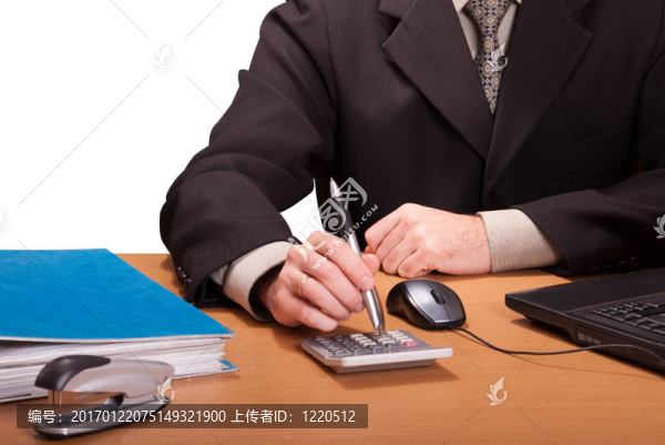 有筆記本電腦和計算器的商人