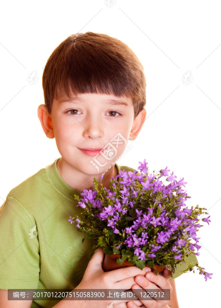 帶春天花的男孩