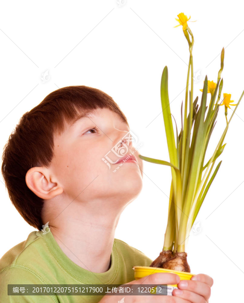 帶春天花的男孩