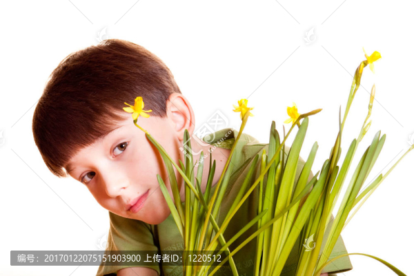 帶春天花的男孩