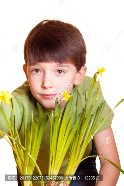 帶春天花的男孩