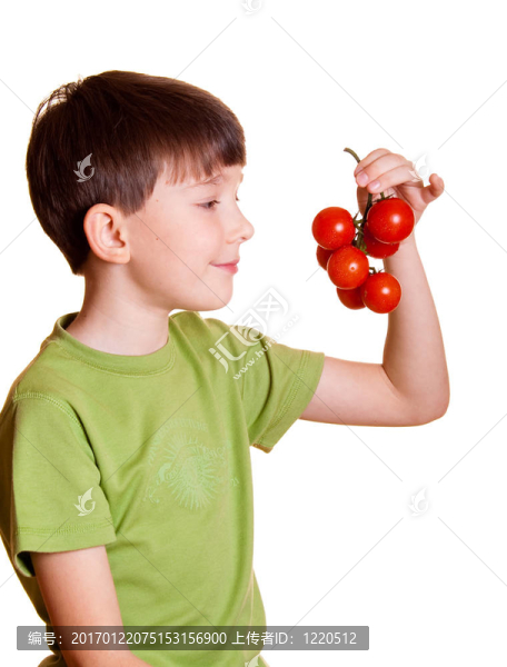 男孩用西紅柿-匯圖網(wǎng) www.fosd68.com 男孩用西紅柿