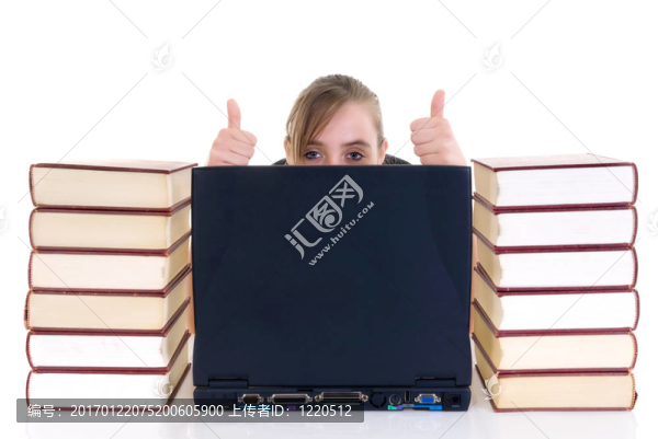 桌上的少女