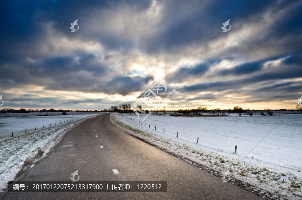 冬天的鄉(xiāng)村道路
