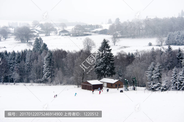 冬季景觀與人滑雪