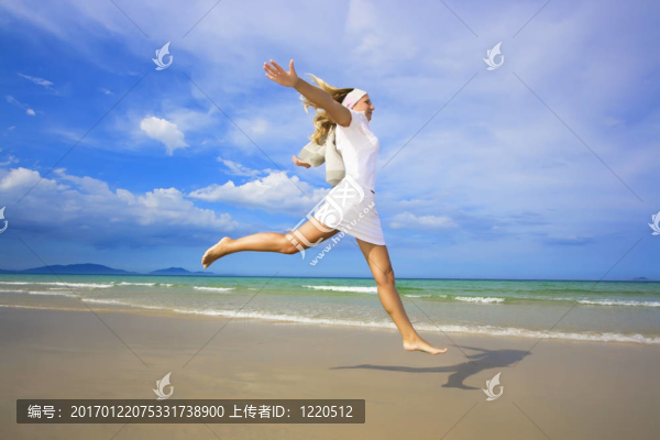 女人在海灘上跳