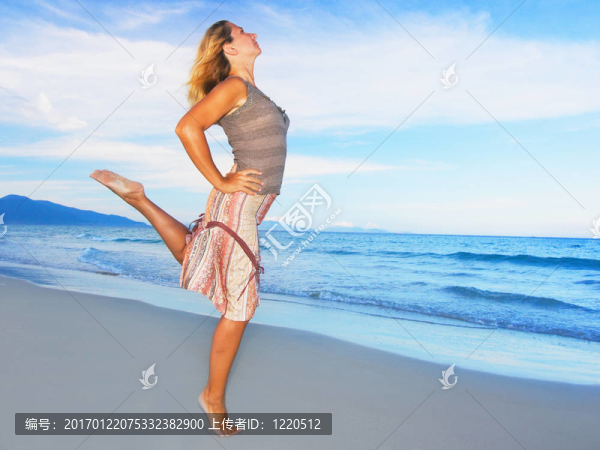 在海洋附近跳舞的女人