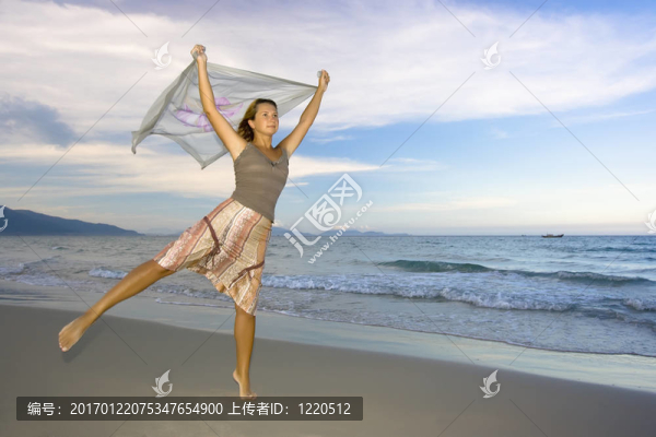 靠近海洋的年輕女人