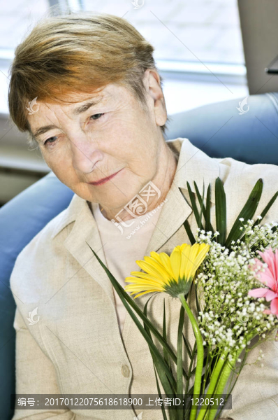 悲傷的老婦人和花