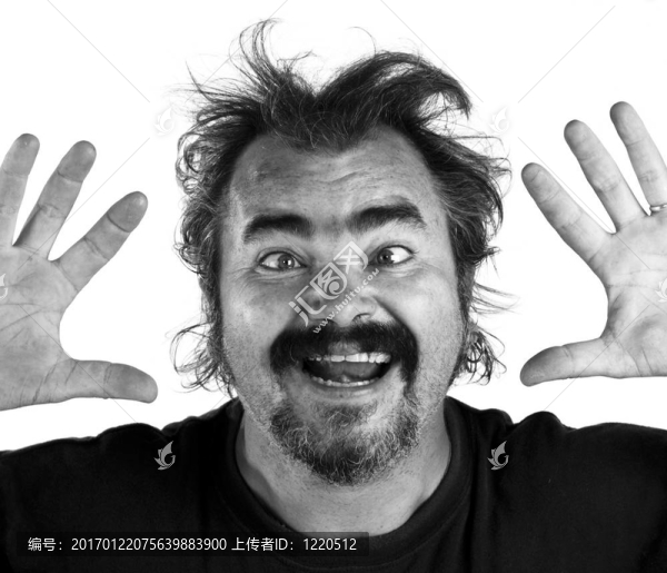 憤怒的人在極端憤怒的尖叫；體重