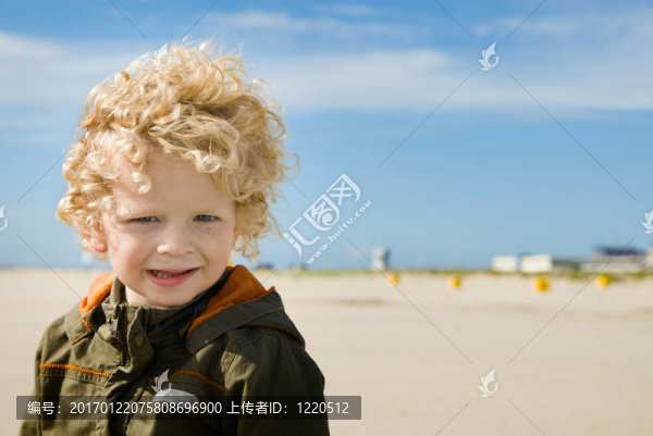 海灘上的可愛男孩