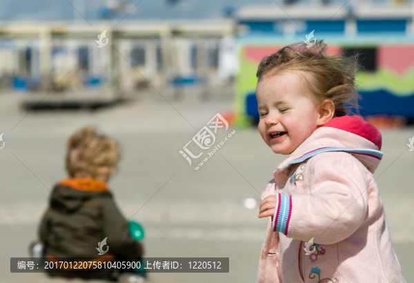海灘上的可愛(ài)的小女孩