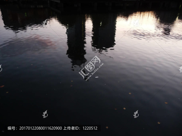 建筑中的水反射