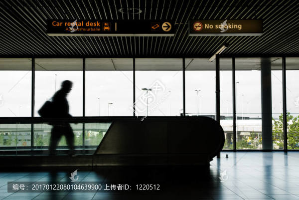 在機(jī)場(chǎng)旅行