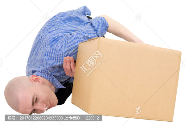 男子在紙箱下看