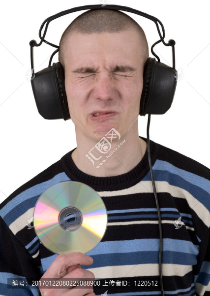 那個(gè)戴著耳機(jī)和一個(gè)光盤(pán)的年輕人