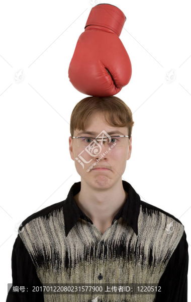 那人拿了一拳
