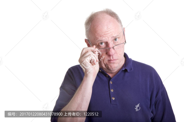 穿著藍(lán)色襯衫的老禿頭家伙拉下眼鏡