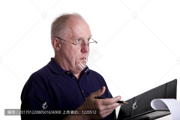 在筆記本上解釋交易的老家伙
