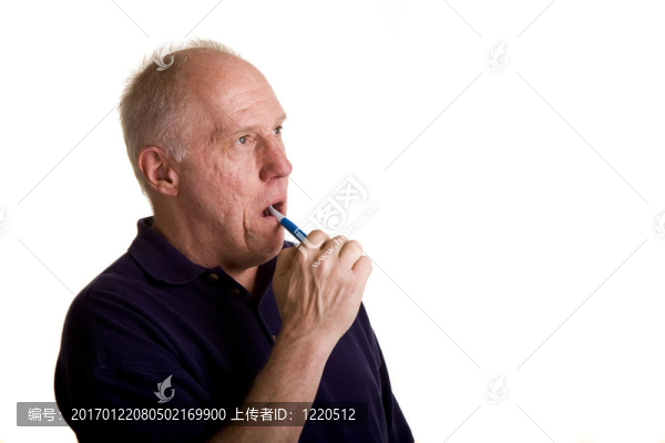 老人刷牙的老人