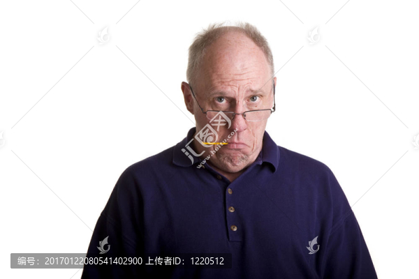 老人生病與溫度計在口中