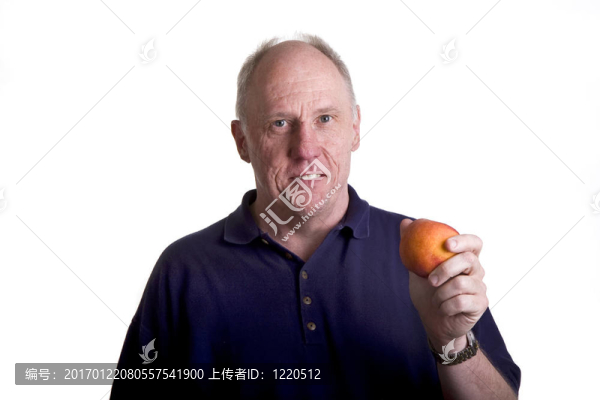 年長(zhǎng)的禿頭男人展示了一個(gè)桃子