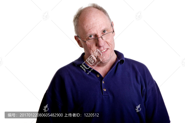 穿藍(lán)色襯衫的老家伙在眼鏡上微笑