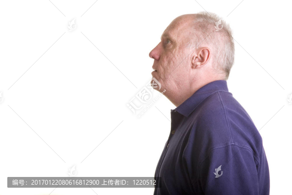 老人抬頭看了看