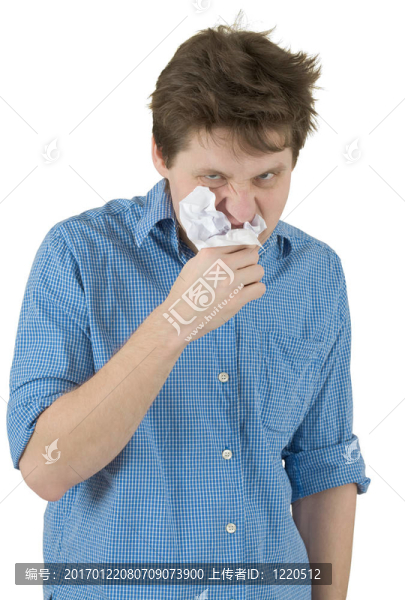 男人嚼著一張紙
