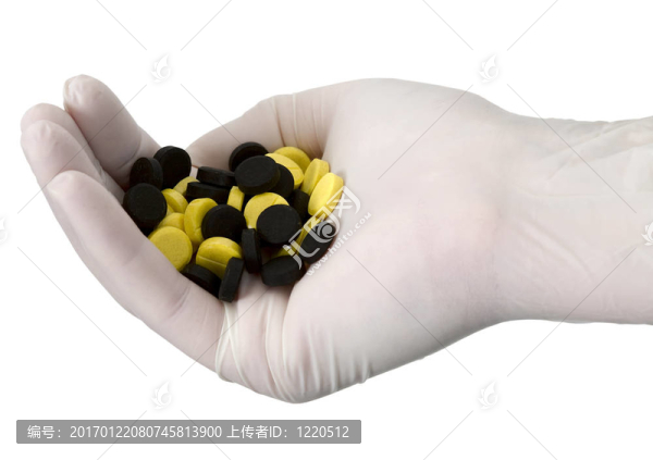 手在手套上的藥片