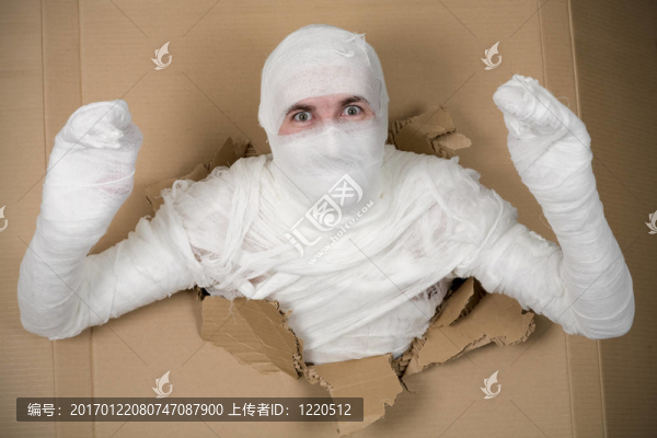 男人在服裝木乃伊