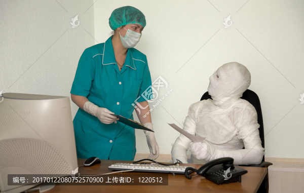類似木乃伊和醫(yī)生的病人