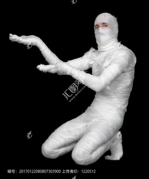 男人在繃帶