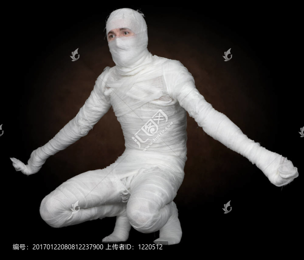 男人在繃帶