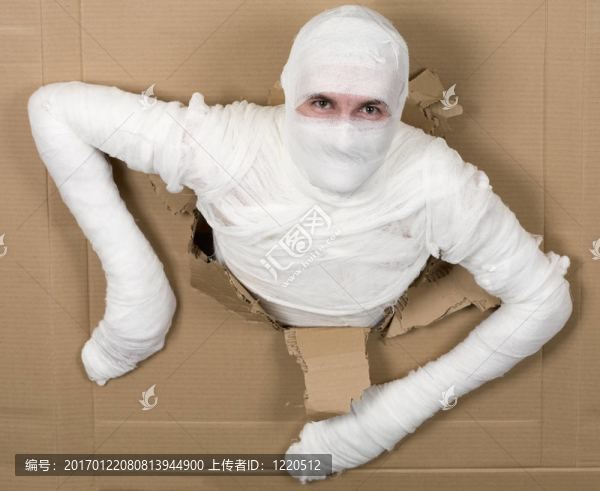 男人在服裝木乃伊