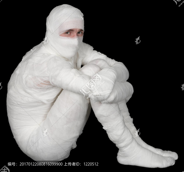 男人在繃帶
