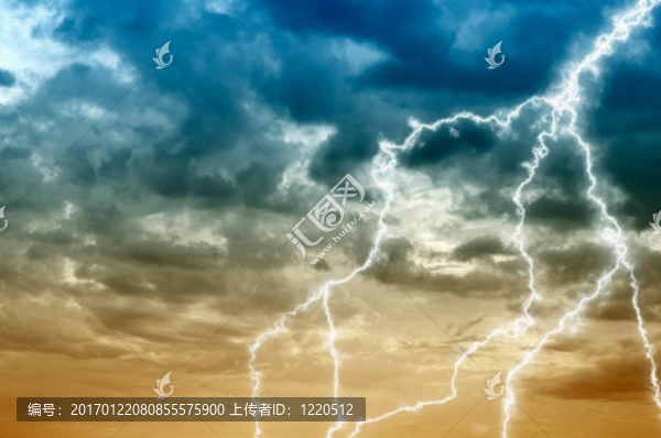多云天空抽象背景與閃電