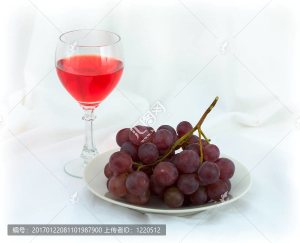 靜物與一杯紅葡萄酒和葡萄