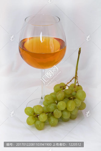 靜物與一杯葡萄酒和葡萄