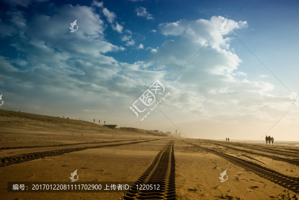 海灘上的輪胎痕跡