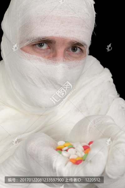 男人在繃帶
