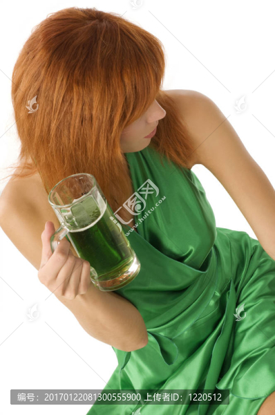 綠色服裝和啤酒